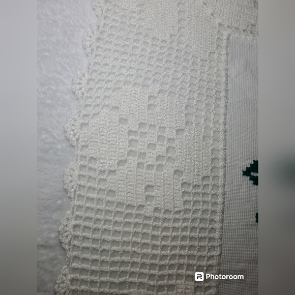 Hand Embroidered Flower Basket Cross Stitch Linen White Laced Edge 18" X 19" - Picture 5 of 7